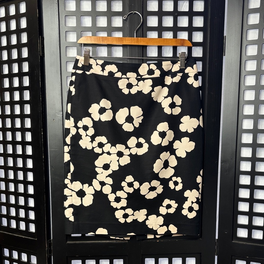 🖤 LOFT Black Cream Floral Midi Skirt Women’s Size 6, back zip with stretch🖤 - Picture 1 of 16